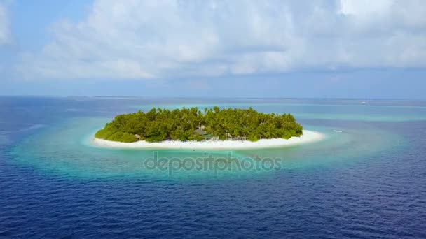 Ostrov v moři. Maledivy pláž s bílým pískem tropické ostrovy s DRONY letecké létající ptáci oko zobrazení s aqua modré mořské vody a slunečnou oblohou