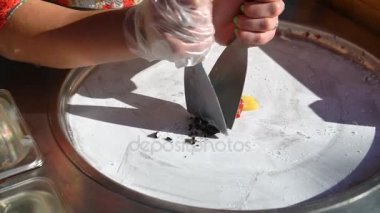 Dondurma satıcı yapar bisküvi ve çilek ile kızarmış dondurma kısmını alır.