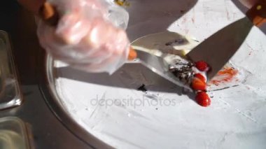 Dondurma satıcı yapar bisküvi ve çilek ile kızarmış dondurma kısmını alır.