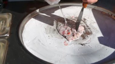Dondurma satıcı yapar bisküvi ve çilek ile kızarmış dondurma kısmını alır.