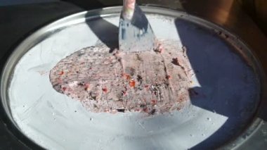 Dondurma satıcı yapar bisküvi ve çilek ile kızarmış dondurma kısmını alır.