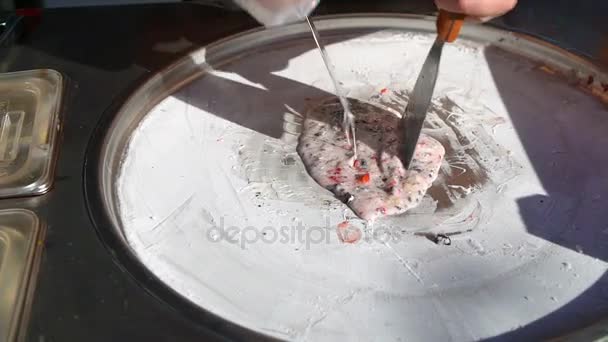 Продавець морозива робить порцію смаженого морозива з печивом і полуницею — стокове відео