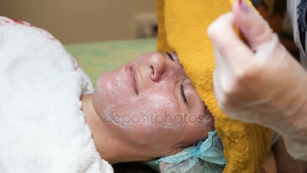 Mechanical facial cleansing in the beauty salon — Stock Video