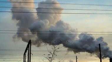 güç hatları ve boru duman enerji santrali timelapse