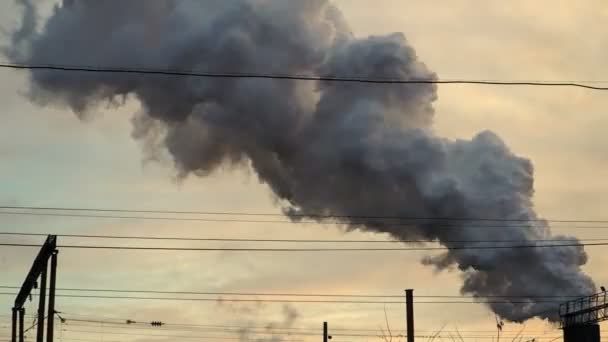 Líneas eléctricas y tubería de humo timelapse central eléctrica — Vídeos de Stock