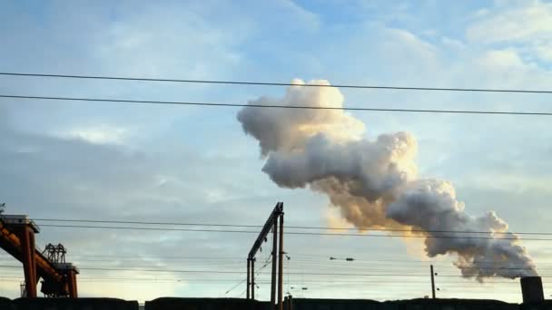 Kraftledningar och pipe rök kraftverk timelapse — Stockvideo