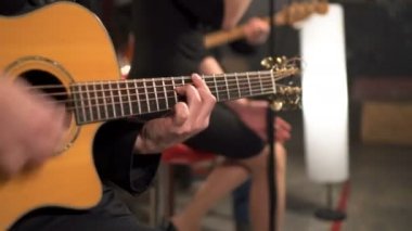 Gitar solo oynama. Güzel ışık