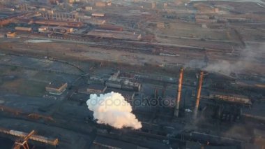 Endüstriyel boru emisyon atmosfere. Semt borular drone ile shooted. Havadan görünümü, yakın çekim.