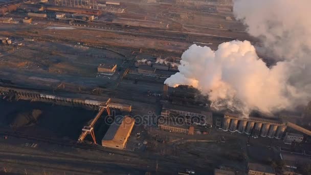 Emissie aan sfeer uit industriële leidingen. Schoorsteen pijpen met drone shooted. Luchtfoto, close-up. — Stockvideo