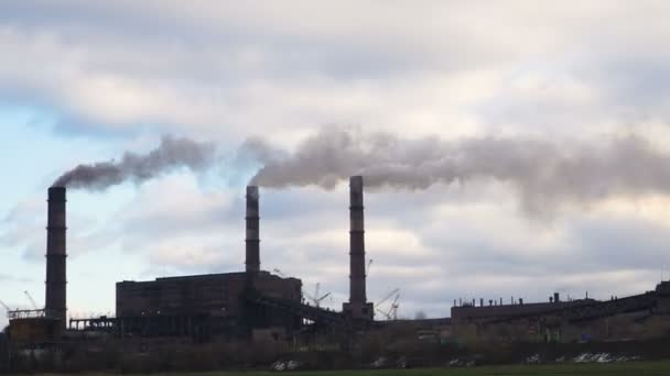 Upływ czasu. Dym emisji z rury przemysłowe-fabryki. — Wideo stockowe