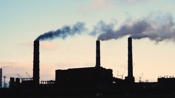 Upływ czasu. Dym emisji z rury przemysłowe-fabryki. — Wideo stockowe