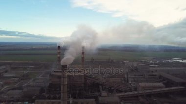 Hava görüntüsü. Endüstriyel borulardan atmosfere emisyon. Dumanlı borular İHA ile vuruldu. Yakın plan..