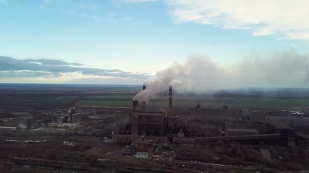 Luchtfoto 's. Emissie naar de atmosfeer door industriële leidingen. Smokestack pijpen beschoten met drone. Close-up. — Stockvideo