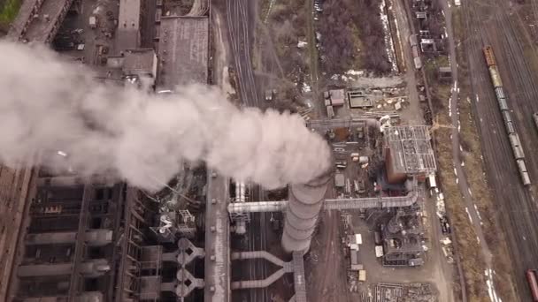 Luchtfoto 's. Emissie naar de atmosfeer door industriële leidingen. Smokestack pijpen beschoten met drone. Close-up. — Stockvideo