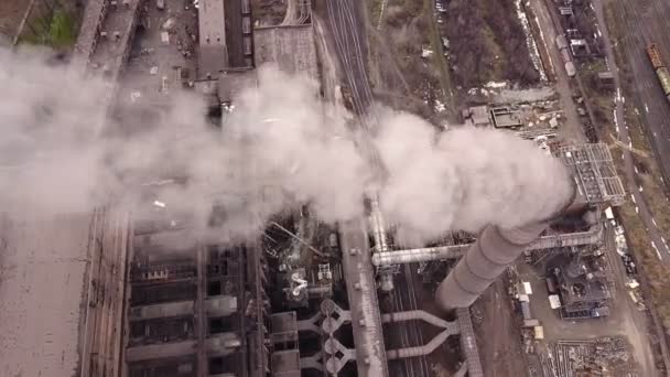 Vista aérea. Emissão para a atmosfera de tubos industriais. Tubos de chaminé disparados com drone. Close-up . — Vídeo de Stock