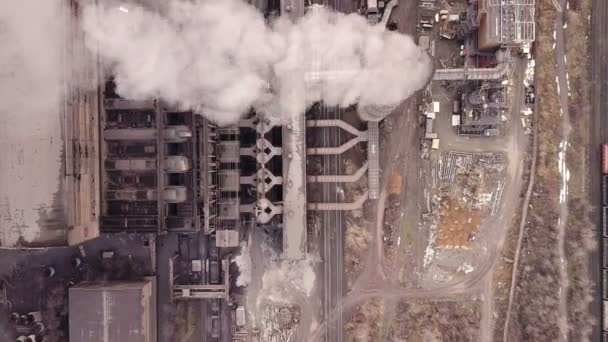 Légi felvétel. Ipari csövek kibocsátása a légkörbe. Smokestack csöveket lőttek drónnal. Közelkép. — Stock videók