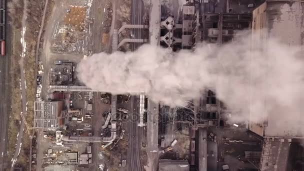 Luchtfoto 's. Emissie naar de atmosfeer door industriële leidingen. Smokestack pijpen beschoten met drone. Close-up. — Stockvideo