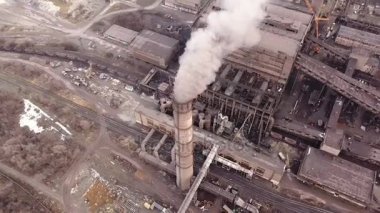 Hava görüntüsü. Endüstriyel borulardan atmosfere emisyon. Dumanlı borular İHA ile vuruldu. Yakın plan..