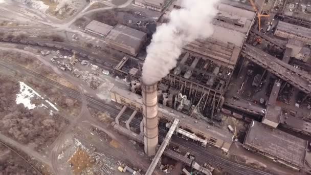 Luchtfoto 's. Emissie naar de atmosfeer door industriële leidingen. Smokestack pijpen beschoten met drone. Close-up. — Stockvideo