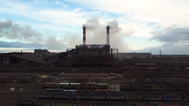 Vista aérea. Emissão para a atmosfera de tubos industriais. Tubos de chaminé disparados com drone. Close-up . — Vídeo de Stock