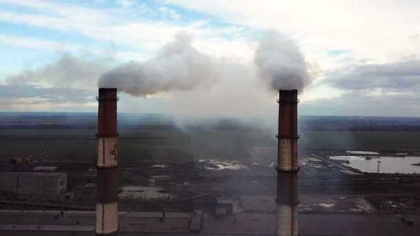 Hava görüntüsü. Endüstriyel borulardan atmosfere emisyon. Dumanlı borular İHA ile vuruldu. Yakın plan.. — Stok video
