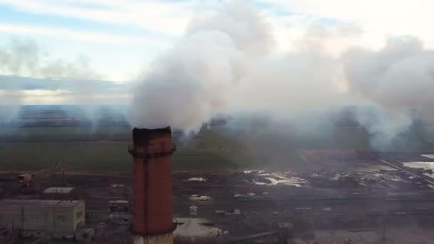 Vista aerea. Emissione in atmosfera da tubi industriali. Tubi fumogeni sparati con drone. Primo piano . — Video Stock