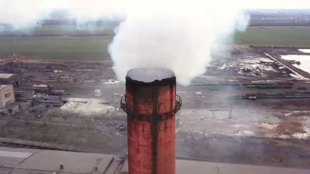 Vista aérea. Emisión a la atmósfera por tuberías industriales. Tubos de chimeneas disparados con drones. Primer plano . — Vídeos de Stock