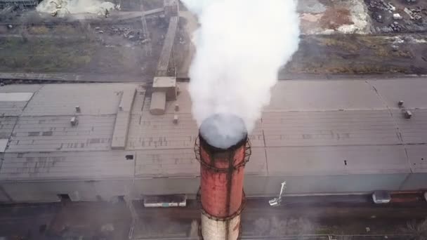 Vista aérea. Emisión a la atmósfera por tuberías industriales. Tubos de chimeneas disparados con drones. Primer plano . — Vídeos de Stock