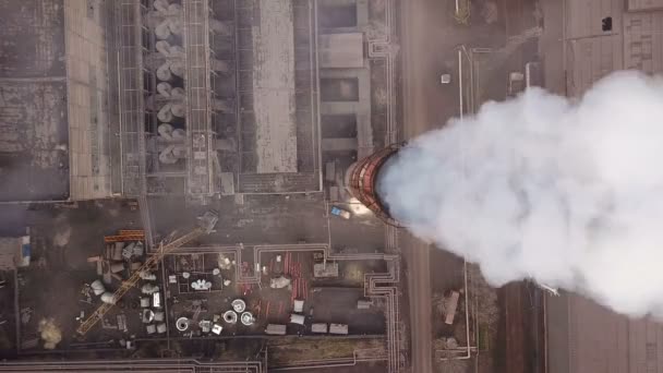 Luchtfoto 's. Emissie naar de atmosfeer door industriële leidingen. Smokestack pijpen beschoten met drone. Close-up. — Stockvideo