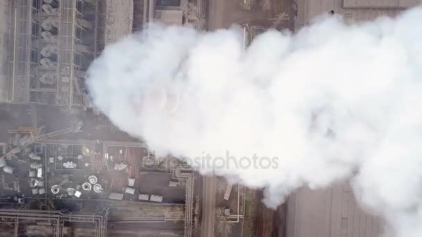 Luchtfoto 's. Emissie naar de atmosfeer door industriële leidingen. Smokestack pijpen beschoten met drone. Close-up. — Stockvideo