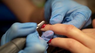 Manikür çivi araçlarıyla yordam kaldırma alma.