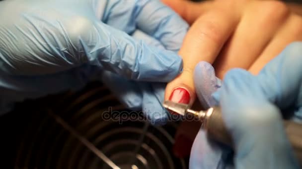 Отримання процедури видалення кутикули за допомогою інструментів для нігтів . — стокове відео