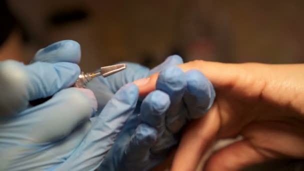 Получение процедуры удаления кутикулы с помощью инструментов для ногтей . — стоковое видео