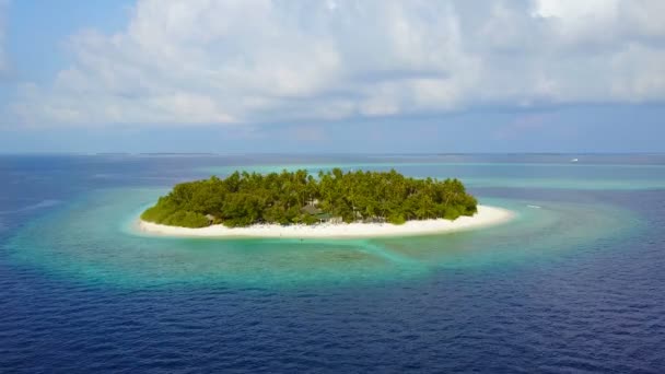 Maldive, Veduta aerea dell'isola delle Maldive, Incredibile bellissima isola di sabbia nell'Oceano Indiano, Spiaggia tropicale e mare, Atollo delle Maldive, 4K UHD, Spiaggia di sabbia bianca — Video Stock