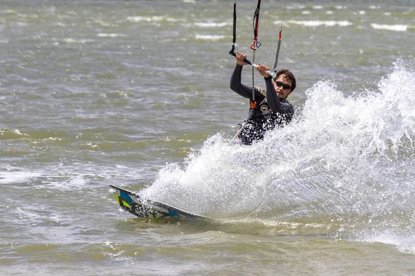 Kiteboarding. Diversión en el océano, Deportes extremos Kitesurf. Primer plano Darkslide . —  Fotos de Stock