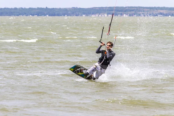 Kiteboarding. Plezier in de Oceaan, Extreme Sport Kitesurfen. Closeup Darkslide. — Stockfoto