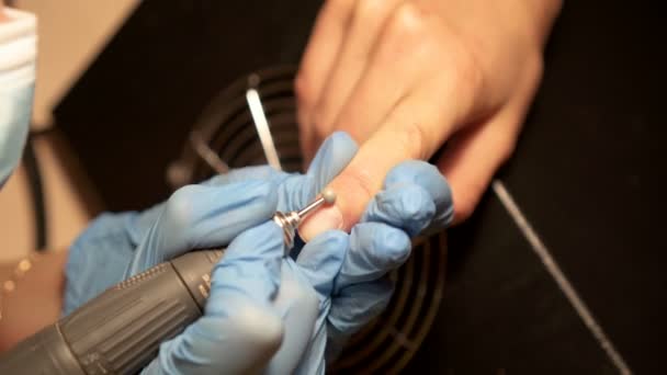 Ontvangst van de cuticula verwijderen procedure met nagel gereedschappen. — Stockvideo