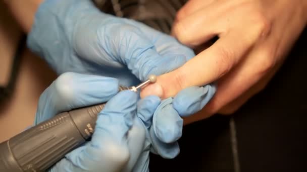 Receber o procedimento de remoção de cutícula com ferramentas de unhas . — Vídeo de Stock