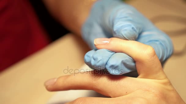 Nehty salon žena lak odebrat s tkání pro nové manikúra — Stock video