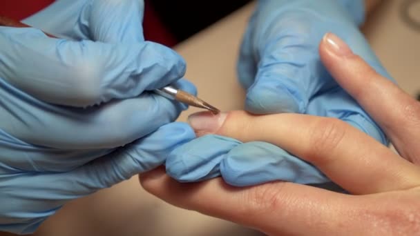 Paznokcie salon kobieta polski paznokci usunąć z tkanek do nowego manicure — Wideo stockowe
