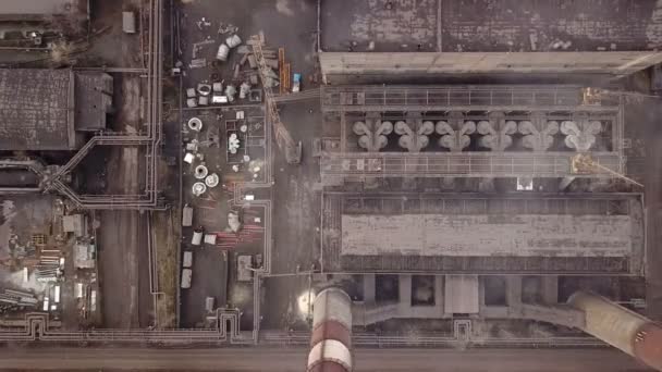 Vue aérienne. Émissions atmosphériques des tuyaux industriels. Des pipes fumigènes tirées avec un drone. Gros plan . — Video