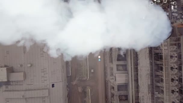 Luchtfoto 's. Emissie naar de atmosfeer door industriële leidingen. Smokestack pijpen beschoten met drone. Close-up. — Stockvideo