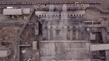 Hava görüntüsü. Endüstriyel borulardan atmosfere emisyon. Dumanlı borular İHA ile vuruldu. Yakın plan..