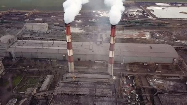 Hava görüntüsü. Endüstriyel borulardan atmosfere emisyon. Dumanlı borular İHA ile vuruldu. Yakın plan.. — Stok video