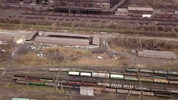 Bangården med en massa järnvägslinjer och godståg. Rail freight bangård. — Stockvideo