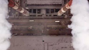 Hava görüntüsü. Endüstriyel borulardan atmosfere emisyon. Dumanlı borular İHA ile vuruldu. Yakın plan..