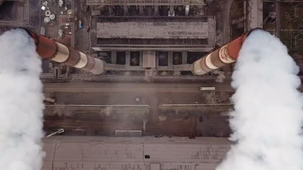 Luchtfoto 's. Emissie naar de atmosfeer door industriële leidingen. Smokestack pijpen beschoten met drone. Close-up. — Stockvideo