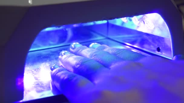 Nagels Sedan vrouw nagellak verwijderen met weefsel voor nieuwe manicure — Stockvideo