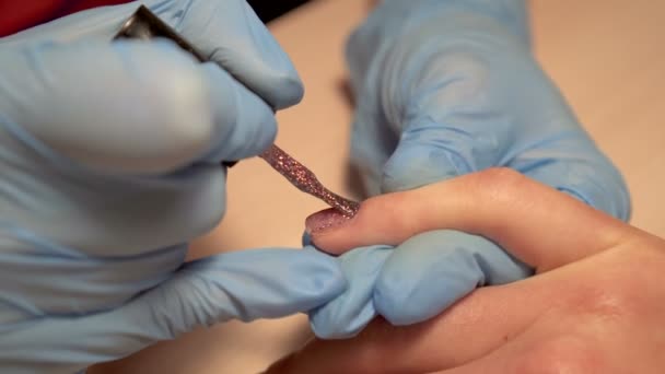 Naglar salong kvinna ta bort nagellack med vävnad för ny manikyr — Stockvideo
