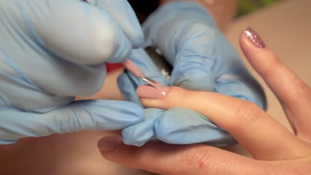 Nagels Sedan vrouw nagellak verwijderen met weefsel voor nieuwe manicure — Stockvideo